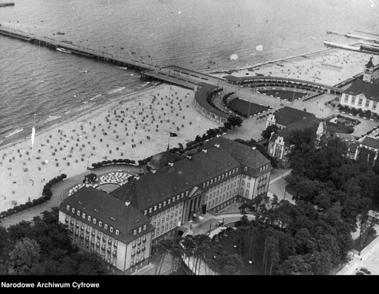 Fotografia lotnicza mola i Kasino-Hotel (obecnie Grand Hotel)./NAC