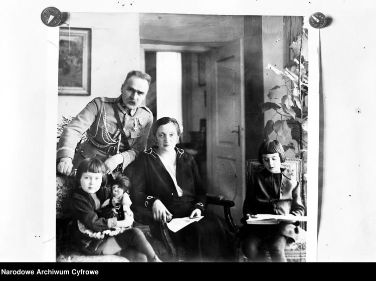 Józef Piłsudski z żoną Aleksandrą oraz córkami Jadwigą (trzyma lalkę) i Wandą, 1928 r./NAC