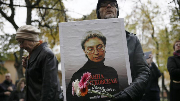 Mężczyzna trzyma portret rosyjskiej dziennikarki Anny Politkowskiej podczas uroczystości upamiętniającej przed siedzibą redakcji „Nowej Gaziety”, 7 października 2016 r. Fot.  facebook