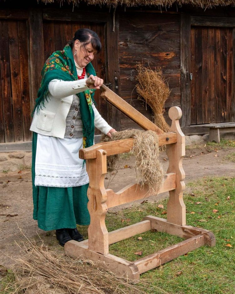 Dawne jesienne prace polowe i gospodarskie będzie można zobaczyć w skansenie w Sierpcu. Fot. Muzeum Wsi Mazowieckiej w Sierpcu