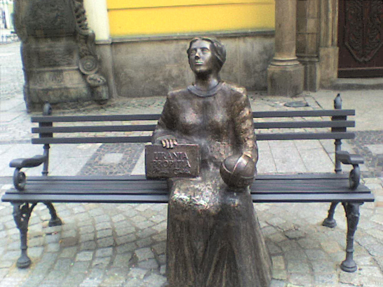 Ławka z rzeźbą Marii Cunitz w Świdnicy. Fot. Sueroski, CC BY 3.0 <https://creativecommons.org/licenses/by/3.0>, via Wikimedia Commons