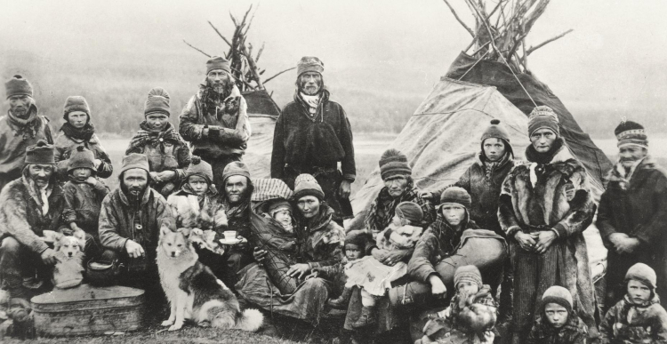Saamowie, ok. 1910 r. Fot. Granbergs Nya Aktiebolag, Public domain, via Wikimedia Commons