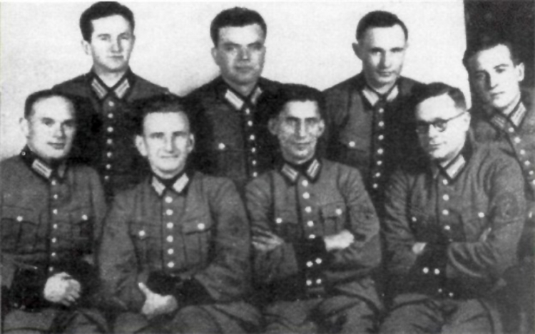 Schutzmannschaft Battalion 201, Roman Szuchewycz siedzi drugi od lewej. Fot. Źródło: Wikipedia
