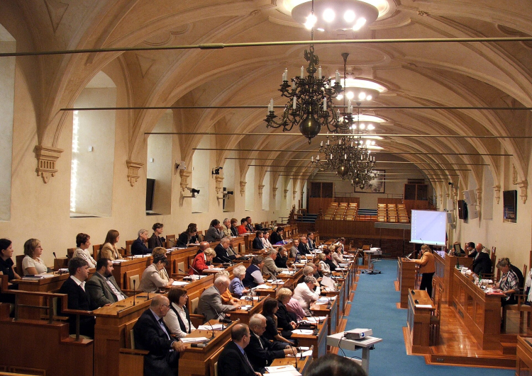 Sala posiedzeń czeskiego Senatu, 2023 r. Fot. Krokodyl, CC BY-SA 3.0 <https://creativecommons.org/licenses/by-sa/3.0>, via Wikimedia Commons
