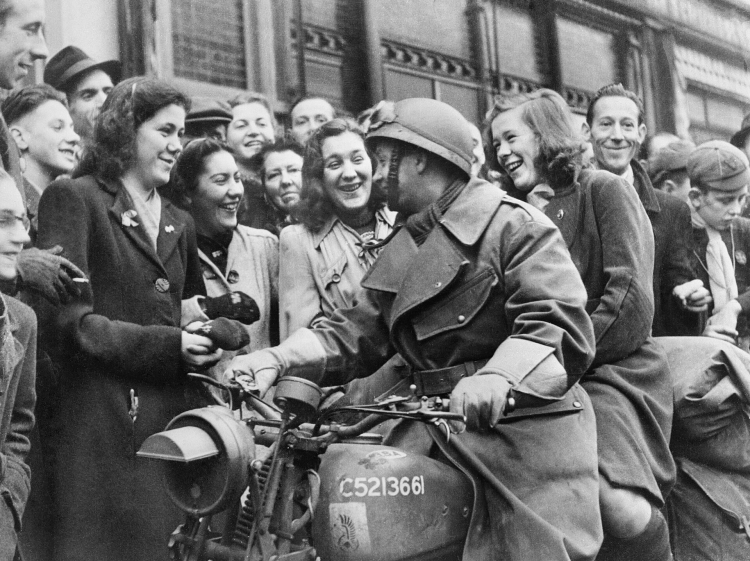 Mieszkańcy Bredy dziękują żołnierzowi polskiej 1 Dywizji Pancernej za wyzwolenie ich miasta,30 października 1944 roku. Fot. Keystone Photographer, Public domain, via Wikimedia Commons