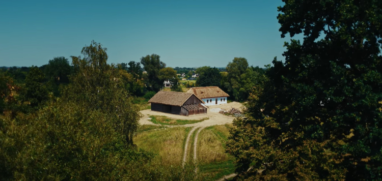 Zabytkowa chałupa i stodoła, które kolidowały z węzłem na Zakopiance, odtworzone w skansenie. Fot. Park Edukacyjny "Branice"