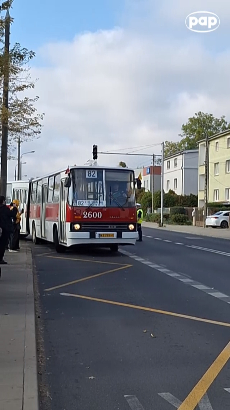 W weekend na poznańskie ulice wróciły kultowe Ikarusy. Fot. PAP/wideo