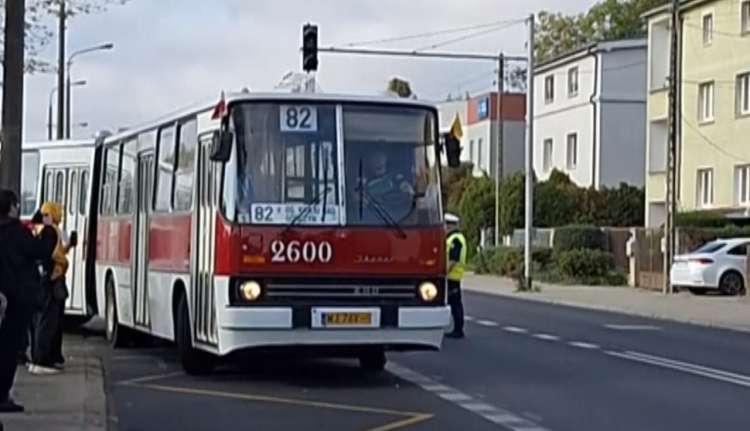 W weekend na poznańskie ulice wróciły kultowe Ikarusy. Fot. PAP/wideo