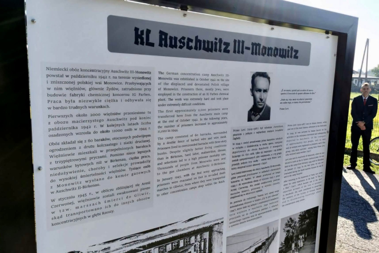 Tablica przypominająca o obozie Auschwitz III-Monowitz. Fot. Rafał Lorek/Starostwo powiatowe w Oświęcimiu