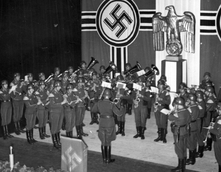 Koncert niemieckiej orkiestry wojskowej z okazji I rocznicy działalności NSDAP w Generalnym Gubernatorstwie, 1941 r./NAC