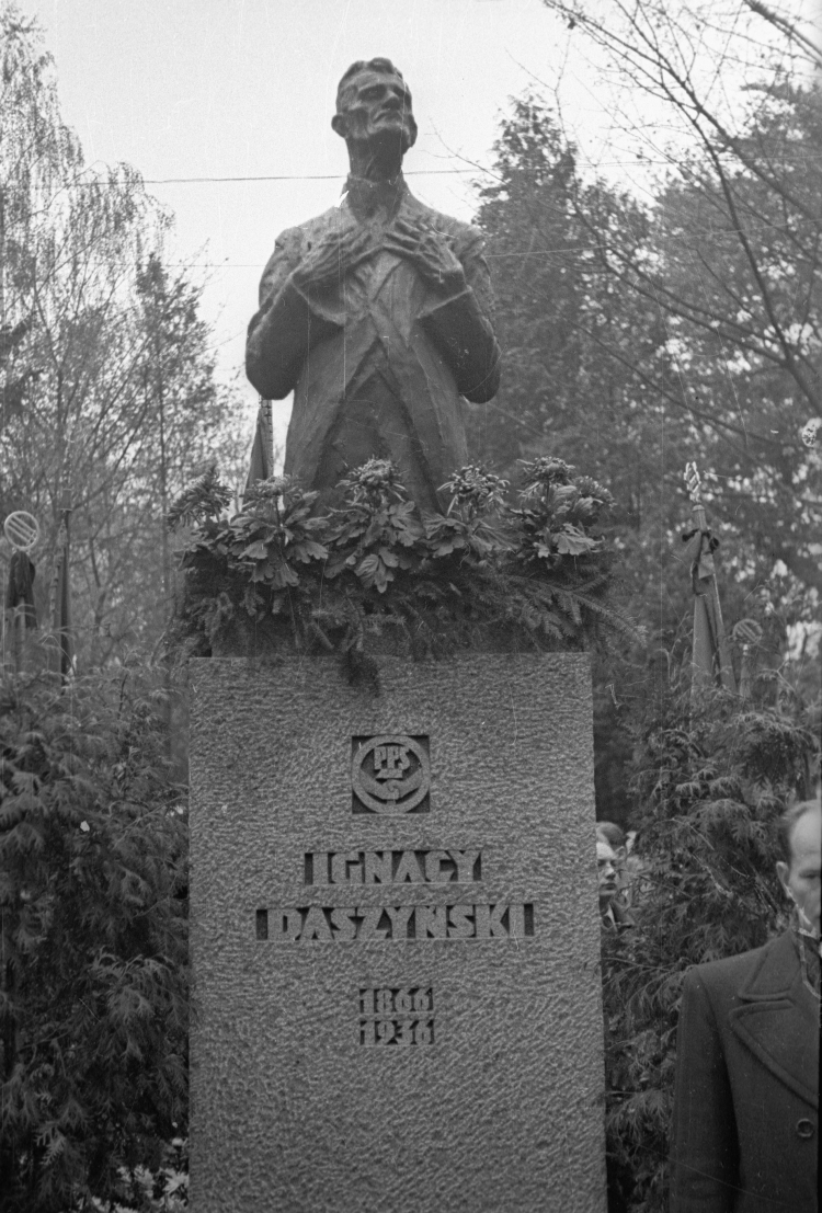 Kraków, 2 listopada 1947 r. Obchody jedenastej rocznicy śmierci przywódcy Polskiej Partii Socjalistycznej Ignacego Daszyńskiego. Na zdjęciu pomnik Daszyńskiego na cmentarzu Rakowickim. Fot. PAP