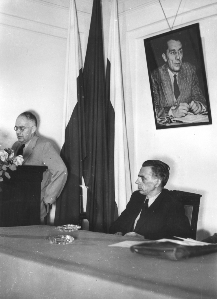 I Sesja Zgromadzenia Ogólnego Polskiej Akademii Nauk (PAN) w Pałacu Staszica przy ul. Nowy Świat. Nz. ekonomista profesor Oskar Lange (L) i sekretarz naukowy PAN, matematyk profesor Stanisław Mieczysław Mazur. Na ścianie portret francuskiego fizyka Jeana Frédérica Joliot-Curie (mąż Ireny Curie, córki Marii Skłodowskiej). Fot. PAP/Antoni Nowosielski, 1852 r.