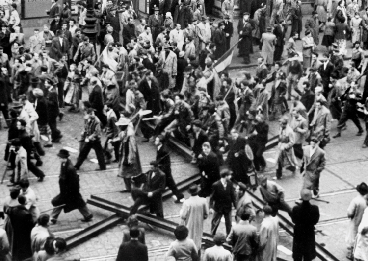 Demonstranci na ulicach Budapesztu, 23 października 1956 r. Fot. PAP/KEYSTONE