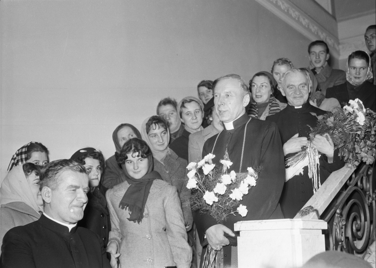 Spotkanie prymasa Stefana Wyszyńskiego ze studentami w Pałacu Prymasowskim, 1 listopada 1956 r. Fot. PAP/CAF/Marian Sokołowski