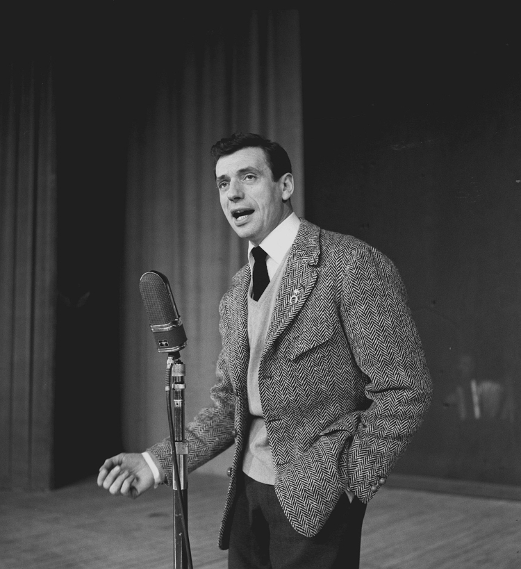 Yves Montand w czasie próby przed występem w Warszawie w 1957 r. Był wtedy najpopularniejszym francuskim piosenkarzem w Polsce, znanym z filmów (m.in. "Cena strachu"). Fot. CAF-Henryk Grzęda