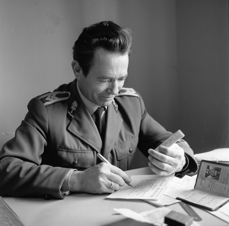 Bez dowodu osobistego ani kroku - w 1951 r. wprowadzono obowiązek jego posiadania. Fot. PAP/Mirosław Iringh