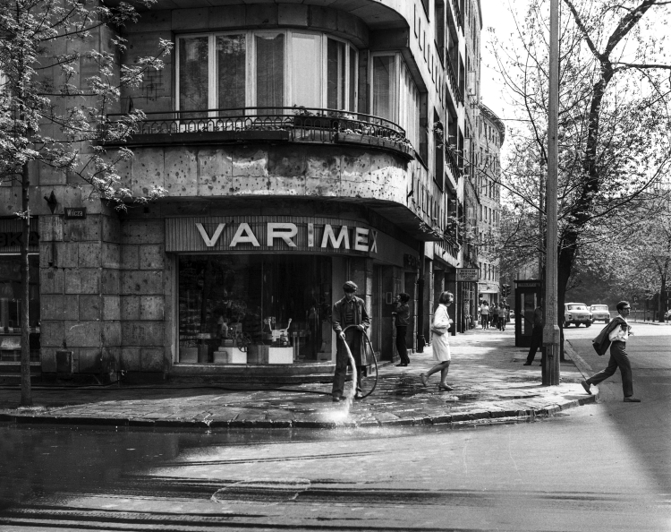 Warszawa 1973 r. Budynek u zbiegu ulic Wilczej 71 i Emilii Plater. Wzniesiony na zlecenie Mojżesza Horowitza dla Gildy Horowitz w 1938 r. według projektu Józefa Steinberga. Jest przykładem architektury funkcjonalistycznej lat 30. XX wieku. Kamienica przetrwała II wojnę światową, na kamiennej okładzinie elewacji znajdują się liczne postrzeliny. Fot. PAP/Afa Pixx/Irena Komar