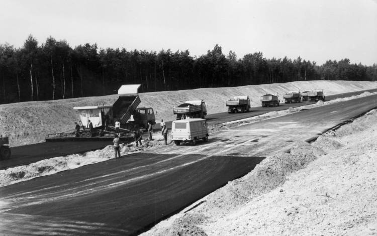 Wrzesień 1976 r. Budowa trasy Katowice - Warszawa w okolicach Częstochowy. Fot. Zenon Nowak  (PAP)