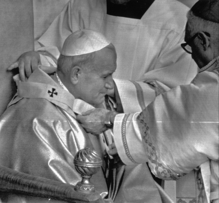 Watykan, 22.20.1978 r, uroczysta ceremonia intronizacji Jana Pawła II. Na zdjęciu: nakładanie paliusza. Fot. amw PAP/CAF/Unifax