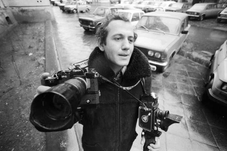 Warszawa, styczeń 1981 r. Fotoreporter Centralnej Agencji Fotograficznej (CAF) Teodor Walczak. Fot. PAP/Teodor Walczak