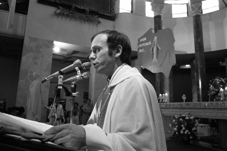 Ks. Jerzy Popiełuszko w trakcie Mszy za Ojczyznę w kościele św. Stanisława Kostki na Żoliborzu. Fot. PAP/Grzegorz Rogiński
