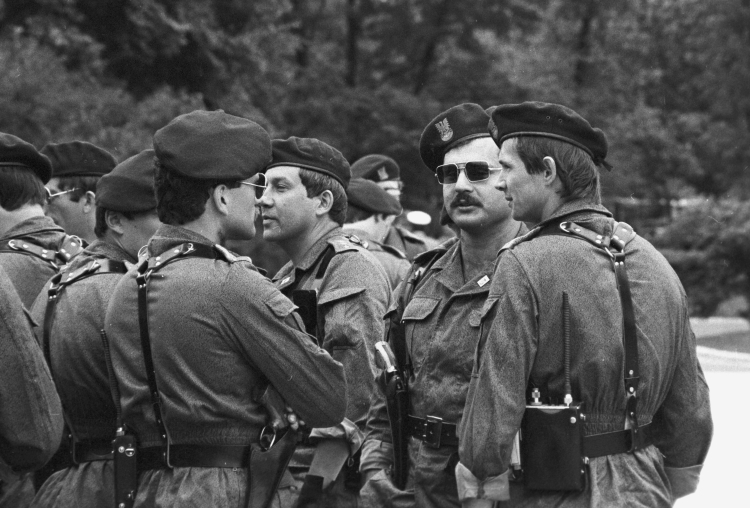 Warszawa 16.06.1983 r. Umundurowani funkcjonariusze Biura Ochrony Rządu w strukturach Wojsk Ministerstwa Spraw Wewnętrznych, którzy ochraniali wizytę Jana Pawła II. Fot. PAP/Jan Morek