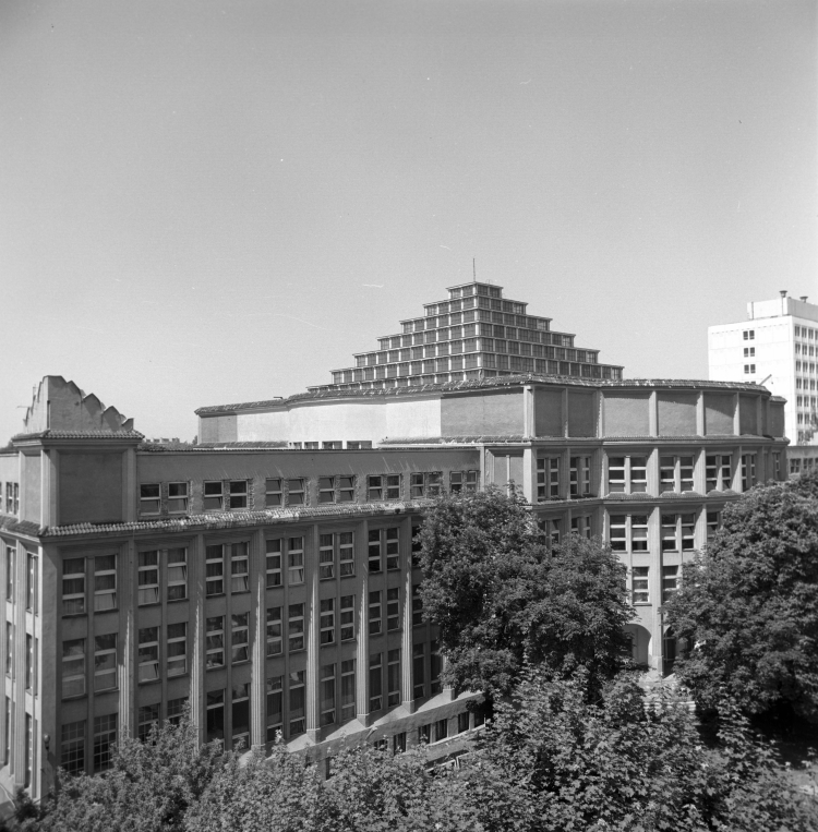 Warszawa, czerwiec 1985 r. Główny gmach Szkoły Głównej Planowania i Statystyki (SGPiS) przy al. Niepodległości 162. Fot. PAP/Jan Morek