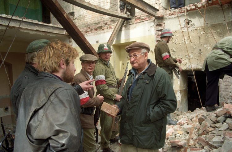 Warszawa, maj 1992. Realizacja na ulicy Łuckiej zdjęć do filmu pt. "Pierścionek z orłem w koronie" w reżyserii Andrzeja Wajdy. Z lewej asystent reżysera, aktor Olaf Lubaszenko. Fot. PAP/Cezary Słomiński