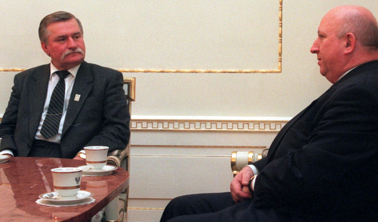 Prezydent Lech Wałęsa (L) i Prezes Rady Ministrów Józef Oleksy (P), Warszawa, 19.10.1995. Fot. PAP/Maciej Belina Brzozowski