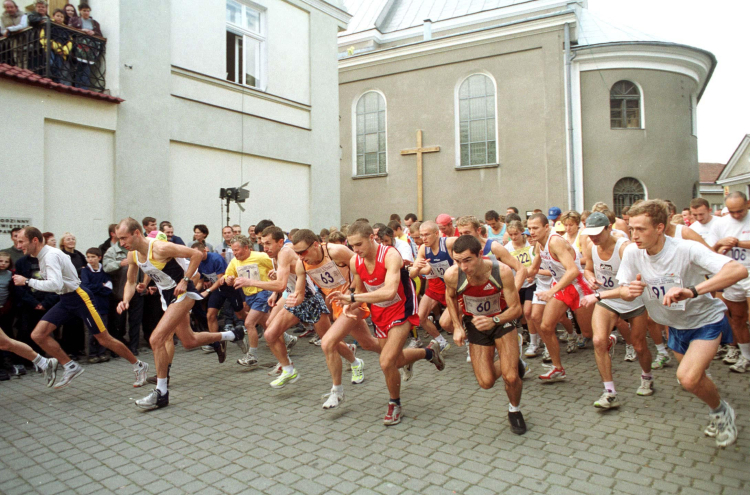 Wadowice, 16.10.2002 r. W 24. rocznicę pontyfikatu Jana Pawła II w Wadowicach, rodzinnym mieście papieża, odbył się I Bieg Śladami Ojca Świętego, prowadzący po miejscach związanych z Karolem Wojtyłą. Fot. PAP/Jacek Bednarczyk