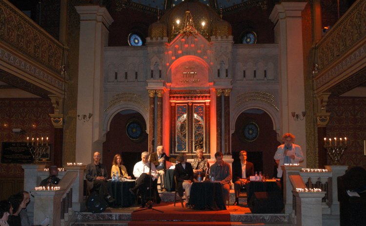 Kraków, 2004 r, Seminarium Poetyckie "Amerykanie w Krakowie". Od lewej: Tony Hoagland, Carolyn Forche, Edward Hirsch, Adam Zagajewski, Anne Carson, Wisława Szymborska, Tomasz Różycki, Robert Pinsky i Jerzy Ilg. Fot Jacek Bednarczyk (PAP)