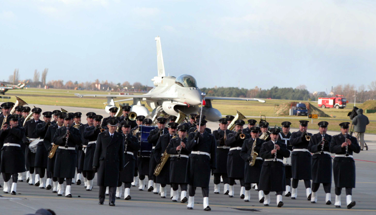 Defilada podczas uroczystości przekazania pierwszych z 48 zakupionych przez Polskę samolotów bojowych F-16, 9 bm. w Poznaniu, 9 listopada 2006 r. PAP/Bogdan Borowiak