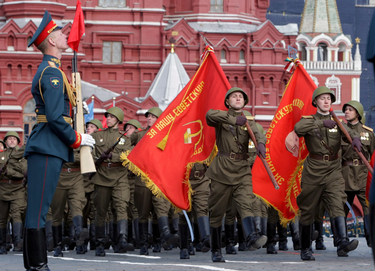 Żołnierze w uniformach z czasów II wojny światowej, uczestniczą w paradzie w Dniu Zwycięstwa, na Placu Czerwonym w Moswkie. Fot. PAP/EPA/YURI KOCHETKOV