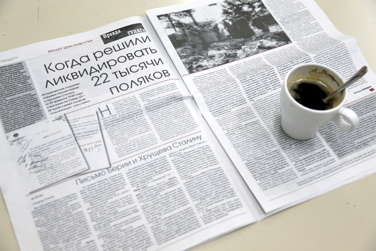 Artykuł o nieznanym dokumencie ws. zbrodni katyńskiej opublikowany w rosyjskim dzienniku "Nowaja Gazieta", 11 bm. Dokument, który może pomóc w uściśleniu daty decyzji Stalina o rozstrzelaniu polskich oficerów w 1940 r., został odnaleziony przez profesor Natalię Lebiediewą w Rosyjskim Państwowym Archiwum Historii Społeczno-Politycznej, 2014 r. Fot. PAP/EPA/MAXIM SHIPENKOV