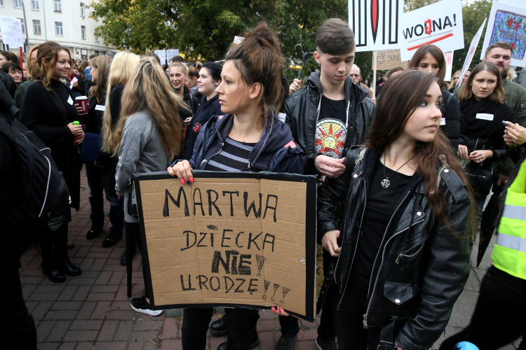 Czarny protest 3 października 2016. Fot. PAP/Tomasz Gzell