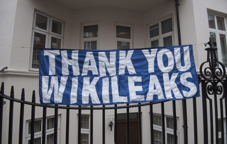 Transparet na płocie ambasady Ekwadoru w Londynie w czasie, w którym ukrywał się tam założyciel WikiLeaks Julian Assange. Fot. PAP/EPA/Hannah Mckay