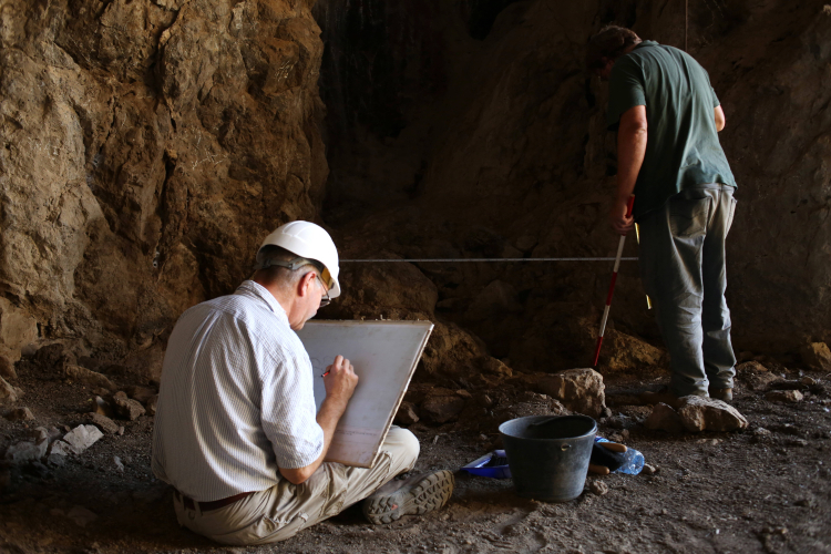 2019 r. Prace zespołu archeologów z Uniwersytetu Cambridge w jaskini Szanidar, 125 km na północ od Irbilu, w regionie Kurdystanu, w Iraku. Fot PAP/EPA Gailan Haji