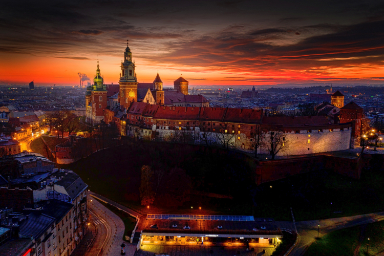 Wschód słońca nad Wawelem w Krakowie. Fot. PAP/Łukasz Gągulski