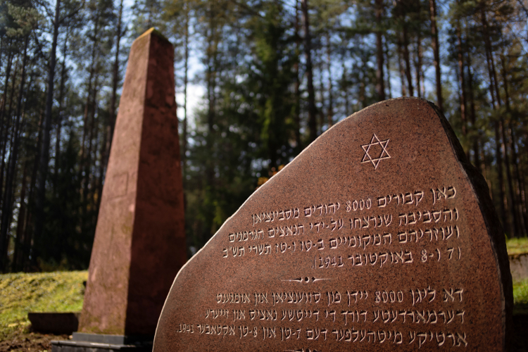 Obelisk poświęcony ofiarom zbrodni w Nowych Święcianach. Fot. PAP/Valdemar Doveiko