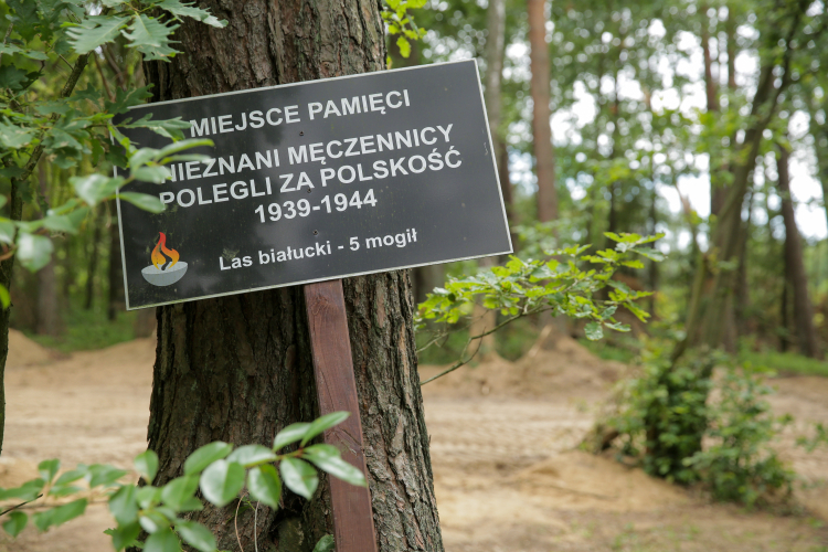 Białuty (woj. warmińsko-mazurskie), 13.07.2022 r. Miejsce Pamięci w miejscowości Białuty, w pobliżu którego odnaleziono dwa masowe groby z prochami ofiar zbrodni niemieckich z czasów II wojny światowej. Fot. PAP/Tomasz Waszczuk