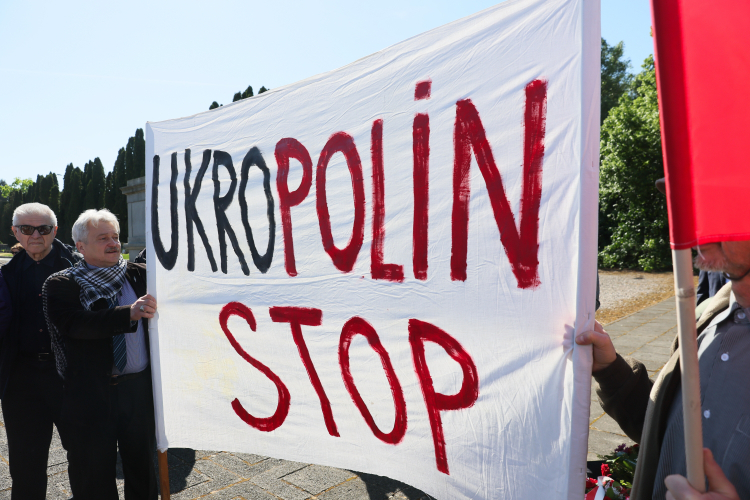 Protest przy Cmentarzu-Mauzoleum Żołnierzy Radzieckich w Warszawie 9 maja 2026r. Fot. PAP/Leszek Szymański