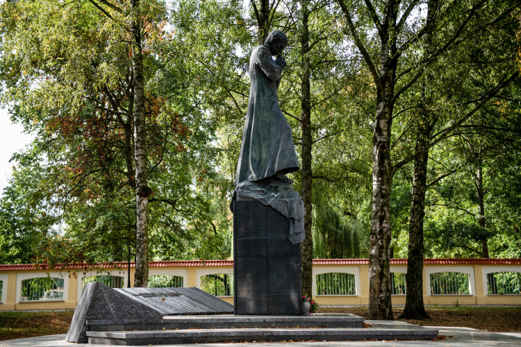 Białystok, 28.09.2024 r. Pomnik księdza Jerzego Popiełuszki W Białymstoku. Fot. PAP/Michał Zieliński