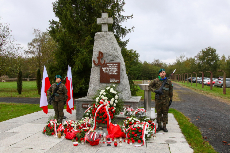 W Łambinowicach uczczono pamięć pierwszego transportu powstańców warszawskich do Stalagu Lamsdorf. Fot. PAP/Krzysztof Świderski