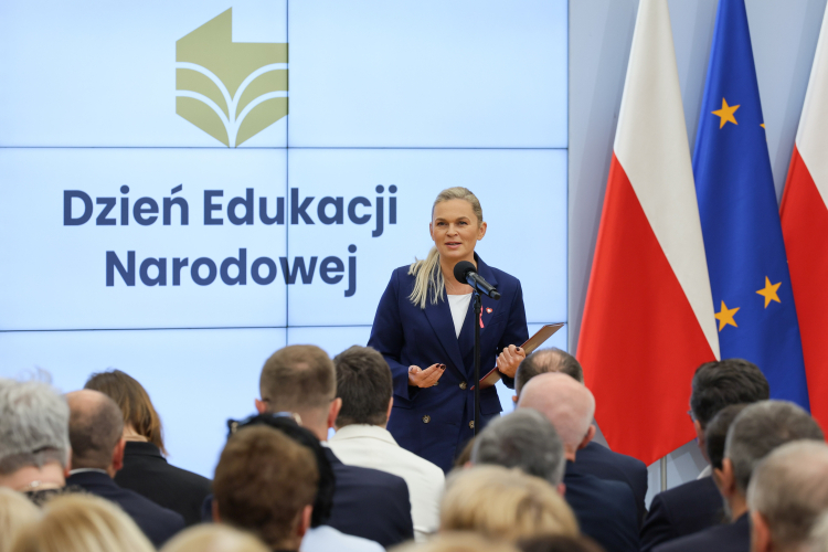 Minister edukacji Barbara Nowacka przemawia podczas obchodów Dnia Edukacji Narodowej w 2024 r. Fot. PAP/Paweł Supernak  