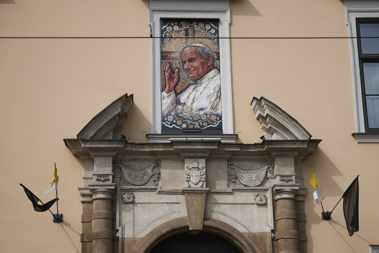 Kraków, Okno Papieskie w Pałacu Biskupim przy ul. Franciszkańskiej. Fot. Łukasz Gągulski (PAP)