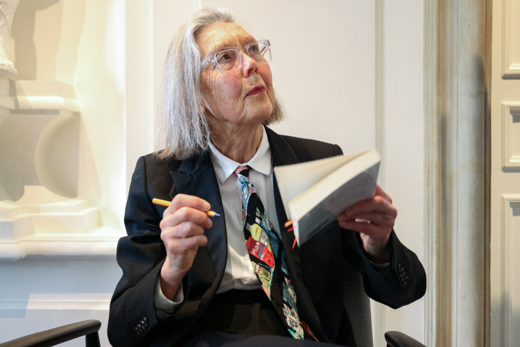 Warszawa, 10.06.2025. Anne Carson, laureatka tegorocznej Nagrody Nobla, podczas konferencji prasowej poprzedzającej galę wręczenia Międzynarodowej Nagrody Literackiej im. Zbigniewa Herberta 2025. Fot. Albert Zawada (PAP)