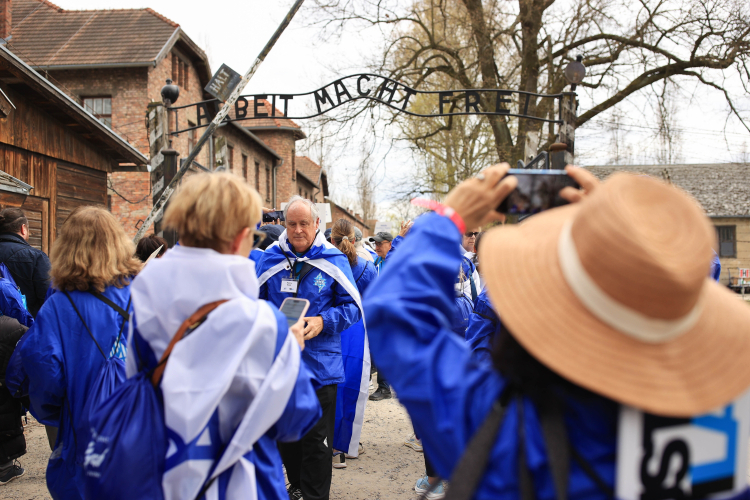 Oświęcim, 14.04.2026 r. Uczestnicy Marszu Żywych na terenie byłego niemieckiego obozu Auschwitz w Oświęcimiu. Fot. PAP/Jarek Praszkiewicz