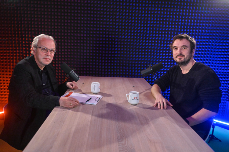 Kierownik działu Kultura PAP Jacek Wakar (L) oraz reżyser Paweł Maślona podczas wywiadu dla Polskiej Agencji Prasowej. Fot. PAP/Piotr Nowak