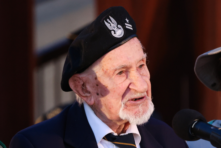 Leszek Żukowski, żołnierz Szarych Szeregów podczas uroczystości w rocznicę zakończenia Powstania Warszawskiego. Fot. PAP/Albert Zawada