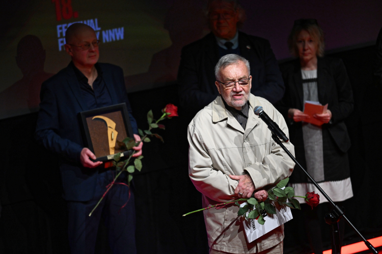 Wyróżnieni Nagrodą Złoty Opornik Tadeusz Arciuch i Maciej Wojciechowski podczas gali 18. Międzynarodowego Festiwalu Filmowego "Niepokorni, Niezłomni, Wyklęci" w Gdyńskim Centrum Filmowym. Fot. PAP/Andrzej Jackowski